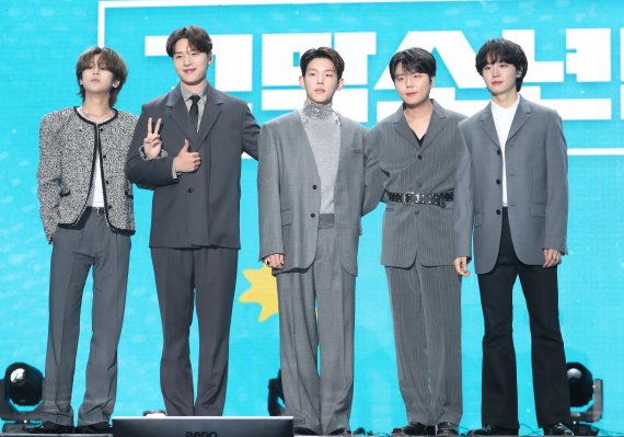 고막소년단 빅나티(왼쪽부터)와 김민석, 폴킴, 정승환, 하현상이 22일 오후 서울 강서구 KBS아레나에서 가진 데뷔 미디어 쇼케이스에서 포즈를 취하고 있다. '고막소년단'은 ‘고막을 녹이는데 딱 한 소절이면 충분하다‘는 다섯 명의 고막남친들이 모인 그룹이다. 2022.11.22/뉴스1 ⓒ News1 권현진 기자