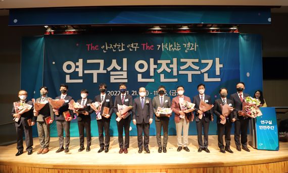 롯데케미칼 기초소재연구소 황민재 소장(맨 오른쪽)과 관계자들이 연구실 안전 유공자 표창을 받고 기념 촬영을 하고 있다. 롯데케미칼 제공