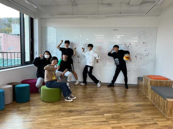 고흥군 포두중학교 학생과 교사가 교실벽을 허물고 만든 공간에서 즐거워 하고 있다. 고흥군 제공 *재판매 및 DB 금지