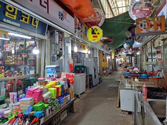 김민재 선수 부모님이 횟집을 운영했던 통영중앙시장 거리.2022.11.22/뉴스1