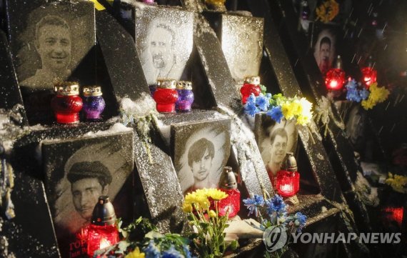 지난 2022년 11월 21일 우크라이나 키이우의 마이단 광장에 2014년 '유로 마이단' 시위 당시 사망한 시민들의 초상들이 설치되어 있다.EPA연합뉴스