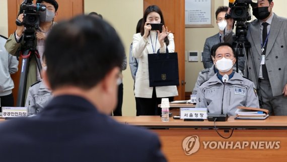 국민의힘 이태원 사고조사위 서울경찰청 방문 회의 국민의힘 이태원 사고조사위 서울경찰청 방문 회의 (서울=연합뉴스) 김인철 기자 = 22일 오후 서울 종로구 서울시경찰청에서 열린 국민의힘 이태원 사고조사 및 안전대책특별위원회 방문회의에서 김광호 서울경찰청장이 이만희 위원장의 발언을 듣고 있다. 2022.11.22 yatoya@yna.co.kr (끝)