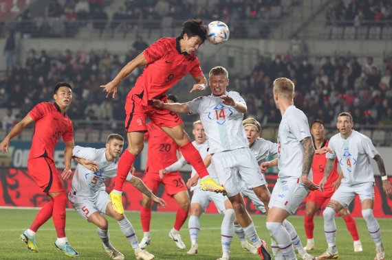 조규성이 11일 오후 경기 화성시 화성종합경기타운 주경기장에서 열린 축구 국가대표팀 친선경기 대한민국과 아이슬란드의 경기에서 상대 문전을 향해 헤더를 시도하고 있다.2022.11.11/뉴스1 ⓒ News1 이광호 기자