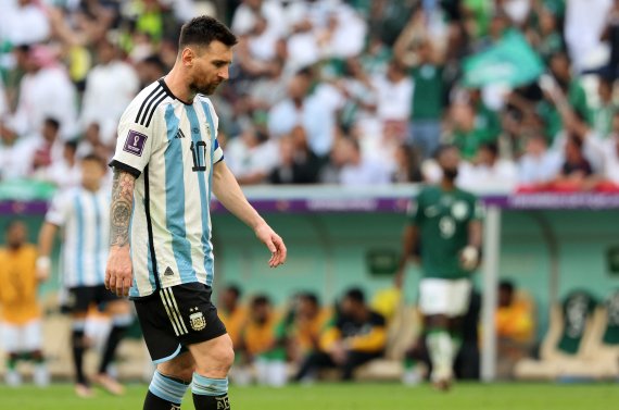 22일 오후(현지시간) 카타르 루사일 스타디움에서 열린 2022 카타르 월드컵 조별리그 C조 1차전 아르헨티나와 사우디아라비아의 경기에서 아르헨티나 리오넬 메시가 고개 숙이고 있다. 2022.11.22/뉴스1 ⓒ News1 이동해 기자