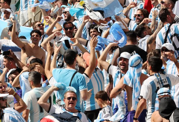 22일 오후(현지시간) 카타르 루사일 스타디움에서 열릴 예정인 2022 카타르 월드컵 조별리그 C조 1차전 아르헨티나와 사우디아라비아의 경기에 앞서 아르헨티나 축구팬이 응원을 펼치고 있다. 2022.11.22/뉴스1 ⓒ News1 이동해 기자