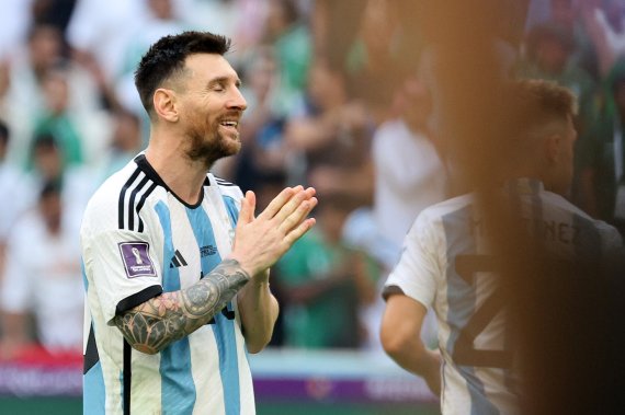 22일 오후(현지시간) 카타르 루사일 스타디움에서 열린 2022 카타르 월드컵 조별리그 C조 1차전 아르헨티나와 사우디아라비아의 경기에서 아르헨티나 리오넬 메시가 고개 숙이고 있다. 이날 경기는 사우디아라비아가 2대1 역전승 거뒀다. 2022.11.22/뉴스1 ⓒ News1 이동해 기자