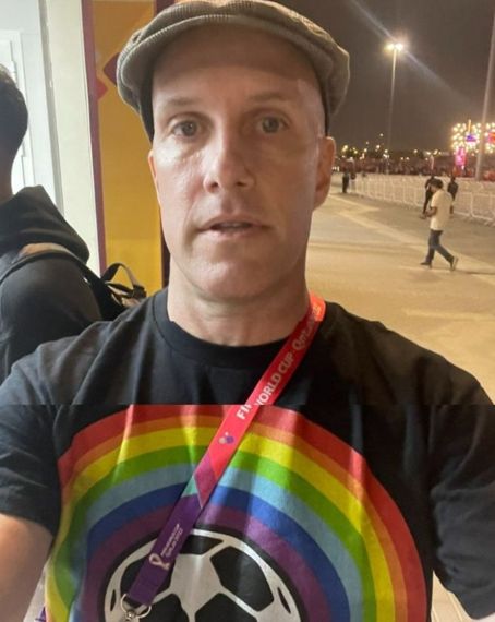 미국 축구 전문 기자 그랜트 월은 22일 자신이 무지개가 그려진 옷을 입었다는 이유로 카타르 월드컵 경기장 입장을 거부 당했다고 주장했다.<div id='ad_body3' class='mbad_bottom' ></div> 출처=트위터