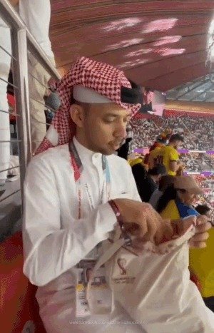 카타르 월드컵 6만 관중석에 깔린 선물 열어보니..