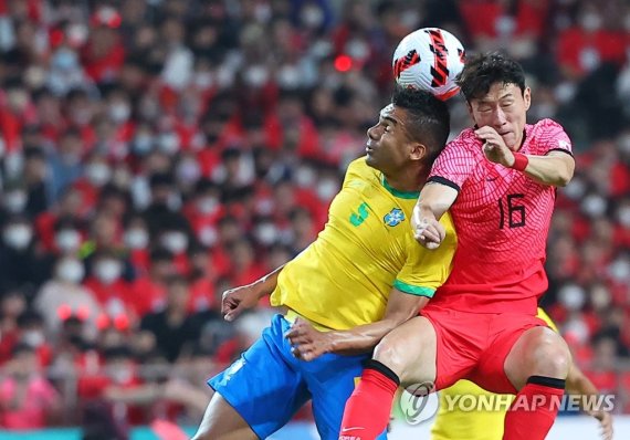 볼경합 벌이는 황의조 카세미루 볼경합 벌이는 황의조 카세미루 (서울=연합뉴스) 김도훈 기자 = 2일 오후 서울월드컵경기장에서 열린 남자 축구 국가대표팀 친선경기 한국과 브라질의 경기에서 한국 황의조와 브라질 카세미루가 공중볼 경합을 벌이고 있다. 2022.6.2 superdoo82@yna.co.kr (끝)