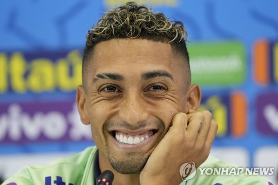브라질 공격수 하피냐 Brazil's Raphinha smiles during a press conference after a training session at the Grand Hamad stadium in Doha, Qatar, Monday, Nov. 21, 2022. Brazil will play their first match in the World Cup against Serbia on Nov. 24. (AP Photo/Andre Penner)