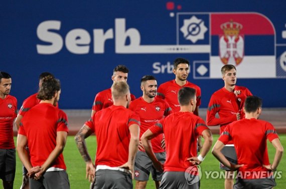 세르비아 선수단 Serbia's forward Dusan Tadic (C) attends a training session with his teammates at the Al Arabi SC in Doha on November 21, 2022, during the Qatar 2022 World Cup football tournament. (Photo by ANDREJ ISAKOVIC / AFP)