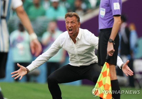 르나르 사우디 감독 (221122) -- LUSAIL, Nov. 22, 2022 (Xinhua) -- Herve Renard, head coach of Saudi Arabia, reacts during the Group C match between Argentina and Saudi Arabia at the 2022 FIFA World Cup at Lusail Stadium in Lusail, Qatar, Nov. 22, 2022. (Xinhua/Cao Can)