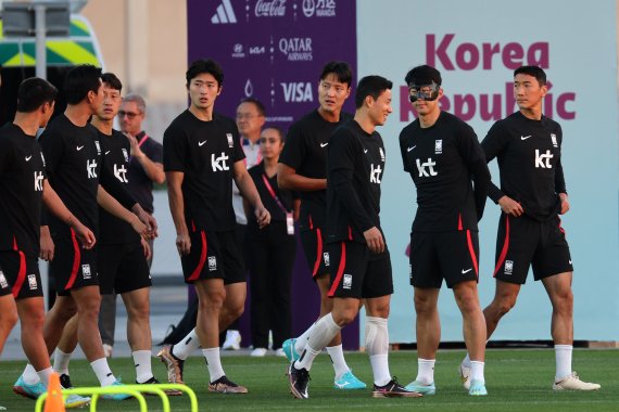 손흥민을 비롯한 대한민국 축구대표팀 선수들이 22일 오후(현지시간) 카타르 도하 알에글라 트레이닝센터에서 훈련을 위해 이동하고 있다. 2022.11.23/뉴스1 ⓒ News1 이광호 기자