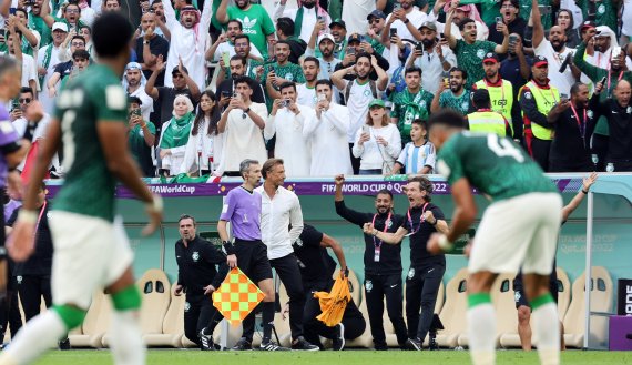 에르베 르나르 사우디아라비아 감독과 코칭스태프 등이 22일 오후(현지시간) 카타르 루사일 스타디움에서 열린 2022 카타르 월드컵 조별리그 C조 1차전 아르헨티나와 사우디아라비아의 경기에서 2대1 역전승을 거둔 뒤 환호하고 있다. 2022.11.23/뉴스1 ⓒ News1 이동해 기자