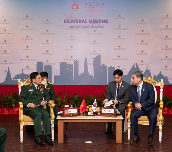 이종섭 국방부 장관(오른쪽)과 판 반 장 베트남 국방장관. 사진=국방부 제공