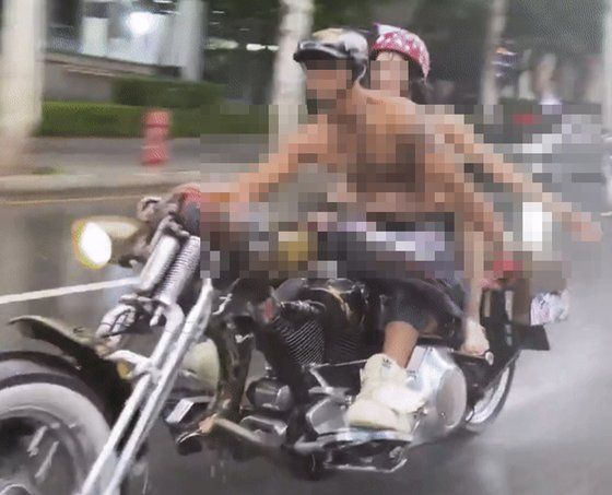 지난 7월 31일 서울 강남 도로에서 두 사람이 오토바이를 타고 질주하는 모습. 출처=sns캡처