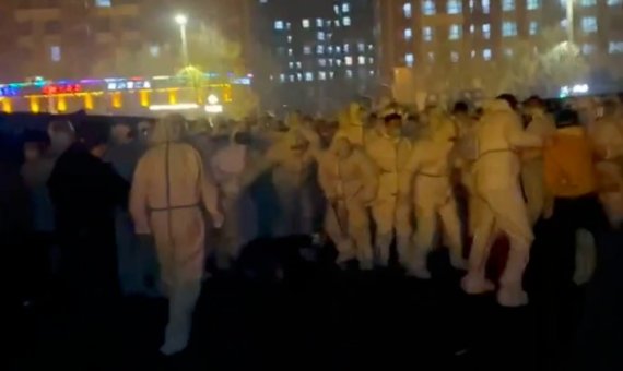 정저우 아이폰 공장 노동자들과 보안요원들이 충돌하는 모습 - 유튜브 갈무리 /사진=뉴스1