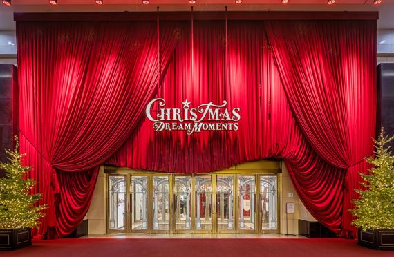 빨간 커튼으로 장식된 서울 소공동 롯데백화점 본점 정문. 롯데백화점 제공.
