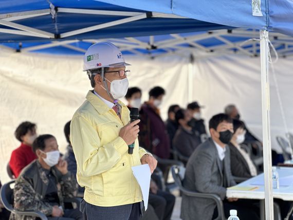 이병호 농어촌공사 사장이 23일 충남 논산시 탑정저수지에서 규모 5.8의 지진 발생으로 저수지 제방 일부 균열 및 누수발생 상황을 가정해 '2022년 재난대응 안전한국훈련'을 실시하고 있다. 농어촌공사 제공