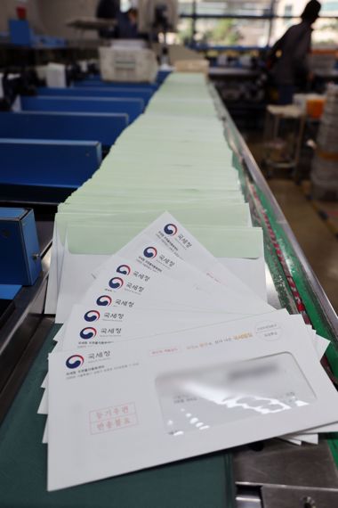 23일 오후 서울 강남구 강남우체국에서 직원들이 종합부동산세 고지서를 분류하고 있다. 사진=서동일 기자