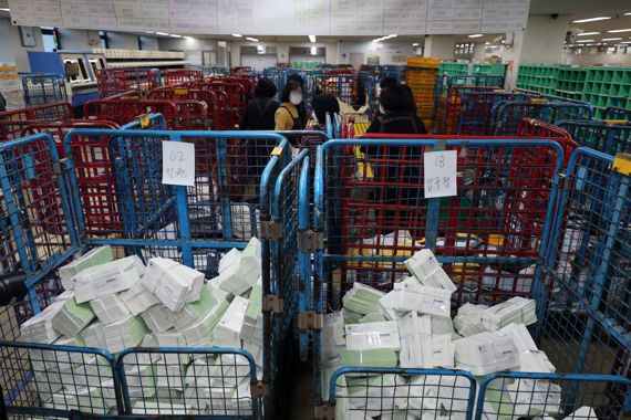 23일 오후 서울 강남구 강남우체국에서 직원들이 종합부동산세 고지서를 분류하고 있다. 사진=서동일 기자