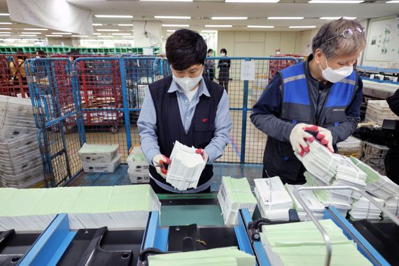 23일 오후 서울 강남구 강남우체국에서 직원들이 종합부동산세 고지서를 분류하고 있다. 사진=서동일 기자