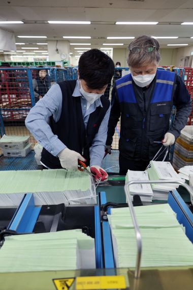 23일 오후 서울 강남구 강남우체국에서 직원들이 종합부동산세 고지서를 분류하고 있다. 사진=서동일 기자