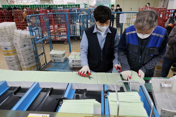 23일 오후 서울 강남구 강남우체국에서 직원들이 종합부동산세 고지서를 분류하고 있다. 사진=서동일 기자