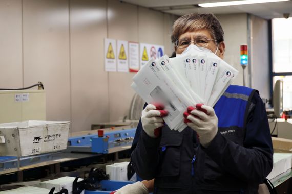 23일 오후 서울 강남구 강남우체국에서 직원들이 종합부동산세 고지서를 분류하고 있다. 사진=서동일 기자