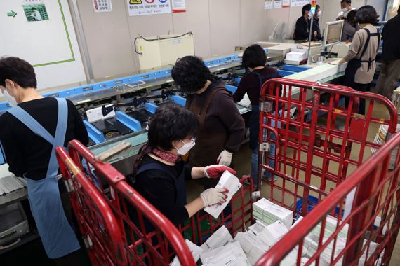 23일 오후 서울 강남구 강남우체국에서 직원들이 종합부동산세 고지서를 분류하고 있다. 사진=서동일 기자