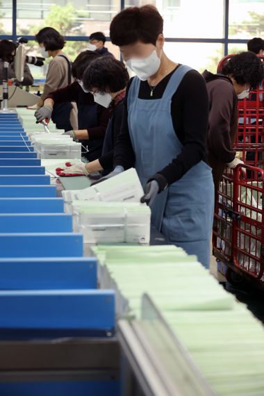 23일 오후 서울 강남구 강남우체국에서 직원들이 종합부동산세 고지서를 분류하고 있다. 사진=서동일 기자