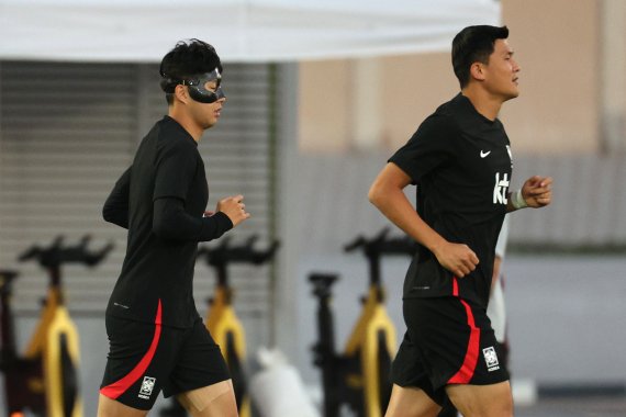 파울루 벤투 감독이 이끄는 대한민국 축구대표팀의 주장 손흥민(왼쪽)과 김민재가 22일 오후(현지시간) 카타르 도하 알에글라 트레이닝센터에서 훈련을 하고 있다. 뉴스1