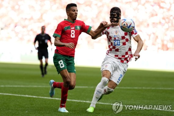 안면 보호대 차고 뛴 그바르디올 Morocco's Azzedine Ounahi and Croatia's Josko Gvardiol challenge for the ball during the World Cup group F soccer match between Morocco and Croatia, at the Al Bayt Stadium in Al Khor , Qatar, Wednesday, Nov. 23, 2022. (AP Photo/Manu Fernandez)