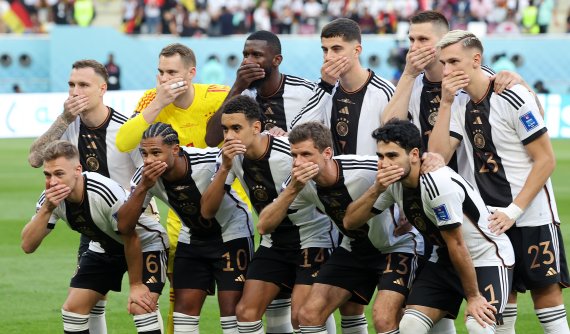 '2022 카타르 월드컵' E조 일본과 독일의 경기에서 독일 선수들이 입을 막은 채 단체사진을 찍고 있다. 사진=뉴스1