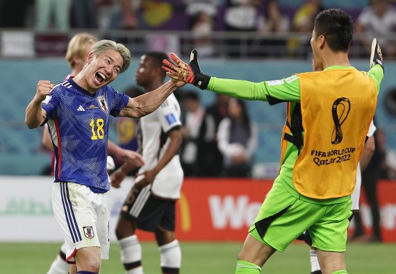 23일 오후(현지시간) 카타르 알라이얀의 할리파 인터내셔널 스타디움에서 열린 2022 카타르 월드컵 조별리그 E조 독일과 일본의 경기에서 2-1 승리를 거둔 일본 대표팀의 아사노 타쿠마(왼쪽)가 환하게 웃고 있다. /연합뉴스