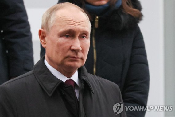 블라디미르 푸틴 러시아 대통령 RUSSIA, MOSCOW - NOVEMBER 22, 2022: Russia's President Vladimir Putin arrives for a ceremony to unveil a monument to Fidel Castro, a prominent Cuban revolutionary and the country?s national leader in 1959-2008, in a garden square on Novopeschanaya Street, northern Moscow. Sergei Sav