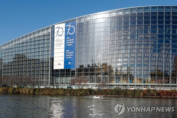 프랑스 스트라스부르에 위치한 유럽의회 건물 epa10321856 A general view of the European Parliament building in Strasbourg, France, 23 November 2022. EPA/JULIEN WARNAND