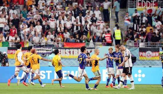23일(현지시간) 오후 알라이얀의 할리파 인터내셔널 스타디움에서 열린 2022 카타르 월드컵 E조 일본과 독일의 경기에서 2대 1 역전승을 거둔 일본 선수들이 기쁨을 나누고 있다. 출처 뉴스1