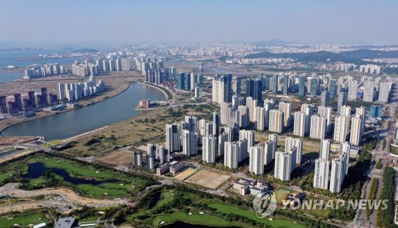 지난 9월 인천 연수구 송도신도시에 고층 아파트 건물이 들어선 모습. 사진=연합뉴스