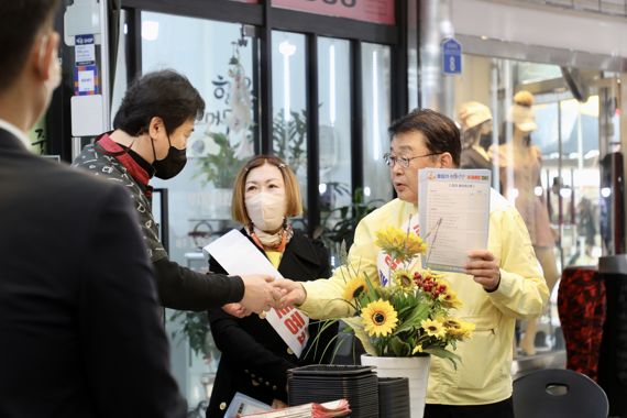 지난 23일 오전 대전 중리시장에서 박성효 소진공 이사장이 화재예방 캠페인을 실시하고 있다. 소상공인시장진흥공단 제공