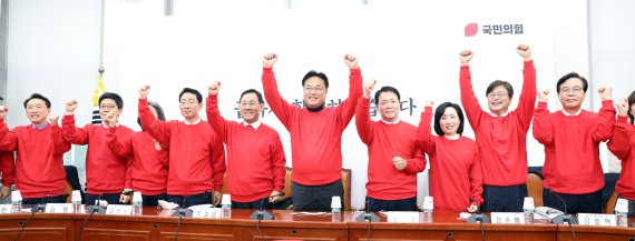 국민의힘 정진석 비상대책위원장과 비대위원들이 24일 오전 서울 여의도 국회에서 열린 비상대책위원회의에서 월드컵 한국 대표팀의 첫 경기를 앞두고 응원하는 구호를 외치고 있다. 뉴시스