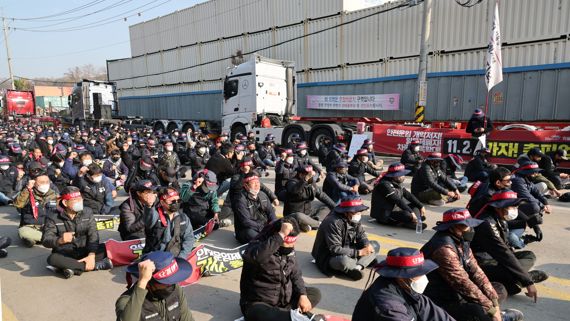 24일 오전 경기도 의왕시 내륙컨테이너기지(ICD) 앞에서 열린 화물연대 서울경기지부 총파업 출정식에서 노조원들이 구호를 외치고 있다. 사진=서동일 기자