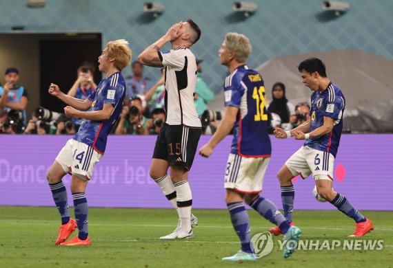 일본에 무너진 전차군단 일본에 무너진 전차군단 (알라이얀=연합뉴스) 임헌정 기자 = 23일 오후(현지시간) 카타르 알라이얀의 할리파 인터내셔널 스타디움에서 열린 2022 카타르 월드컵 조별리그 E조 독일과 일본의 경기 후반 독일 공격 때 독일의 니클라스 쥘레가 얼굴을 감싸쥐고 있는 반면 일본 선수들은 환호성을 지르고 있다. 2022.11.23 kane@yna.co.kr (끝)