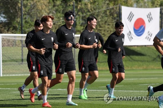 결전 하루 앞둔 축구대표팀 결전 하루 앞둔 축구대표팀 (도하=연합뉴스) 김주성 기자 = 축구대표팀의 손흥민 등 선수들이 2022 카타르 월드컵 조별리그 첫 경기 우루과이전을 하루 앞둔 23일 오전(현지시간) 카타르 도하 알에글라 훈련장에서 열린 공식훈련에서 몸을 풀고 있다. 2022.11.23 utzza@yna.co.kr (끝)