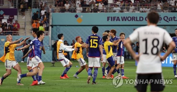 일본, '전차군단' 독일을 꺾다 일본, '전차군단' 독일을 꺾다 (알라이얀=연합뉴스) 임헌정 기자 = 23일 오후(현지시간) 카타르 알라이얀의 할리파 인터내셔널 스타디움에서 열린 2022 카타르 월드컵 조별리그 E조 독일과 일본 경기에서 2-1 역전승을 거둔 일본 대표팀 선수들이 종료 휘슬이 울리자 그라운드를 내달리고 있다. 2022.11.24 kane@yna.co.kr (끝)