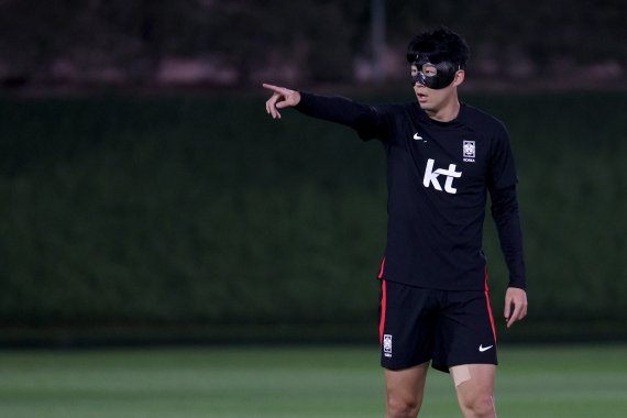 파울루 벤투 감독이 이끄는 대한민국 축구대표팀의 주장 손흥민이 22일 오후(현지시간) 카타르 도하 알에글라 트레이닝센터에서 훈련을 하고 있다. 2022.11.22/뉴스1 ⓒ News1 이광호 기자