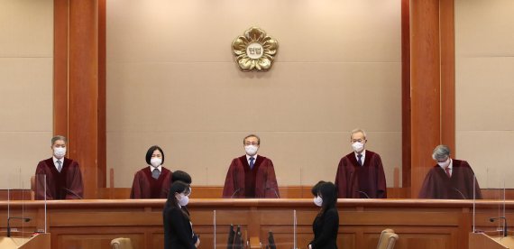 유남석 헌법재판소장과 재판관들이 24일 오후 서울 종로구 헌재 대심판정에 입장하고 있다. /사진=뉴스1화상