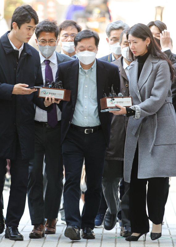 [서울=뉴시스] 권창회 기자 = 정진상 더불어민주당 대표실 정무조정실장이 지난 18일 오후 서울 서초구 서울중앙지방법원에서 열린 구속 전 피의자 심문(영장실질심사)에 출석하고 있다. 정 실장은 특정범죄 가중처벌 등에 관한 법률 위반(뇌물), 부정처사 후 수뢰, 부패방지법 위반, 증거인멸교사 혐의를 받고 있다. 2022.11.18. kch0523@newsis.com /사진=뉴시스