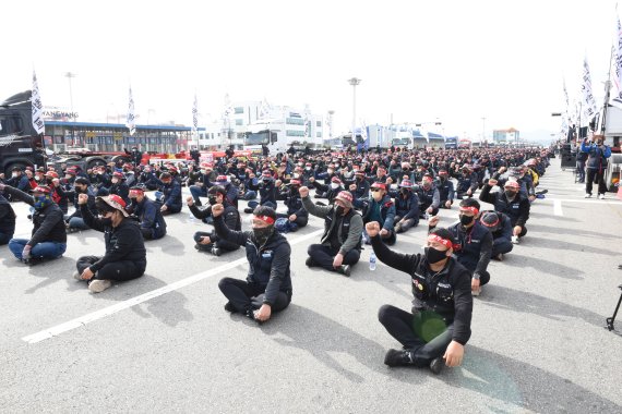 전국민주노동조합총연맹 공공운수노조 화물연대 총파업 첫날인 24일 오전 전남 광양시 광양항에서 화물연대 전남본부 조합원들이 출정식을 갖고 있다. 2022.11.24/뉴스1 ⓒ News1
