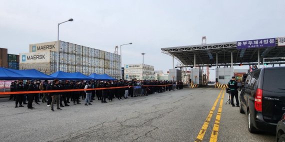 평당항 동부두 제4 정문 앞에 모인 화물연대 조합원 [독자 제공. 재판매 및 DB 금지]